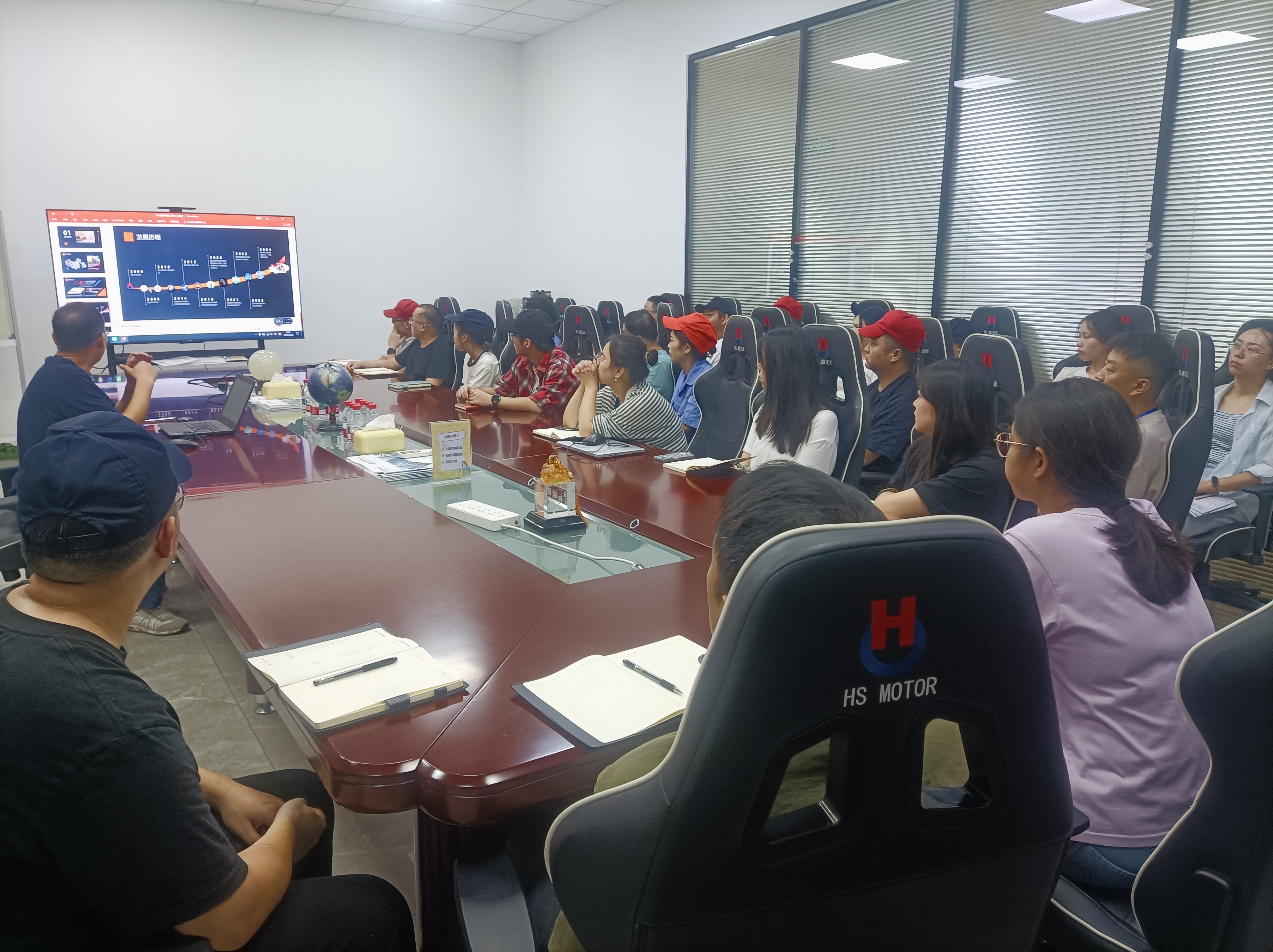 Inheritance and Prospect: The company chairman talks with new employees about corporate culture and responsibility